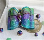 Perles bleuté-vert en métal et rocailles.