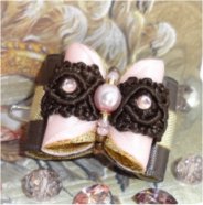 Perle irisée,  deux strass Swarovski et rocailles.