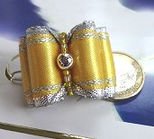 Perle métal argent et rocailles.