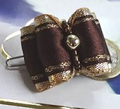 Perle métal or et rocailles.