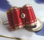 Perle métal or et rocailles.