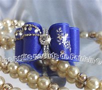Bijou central, brillant de Swarovski et 11 strass. Petit décor de Peggy Sage.