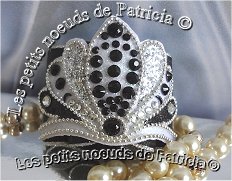 38 strasse cristal de Swarovski parcourent cette couronne présidentielle.
