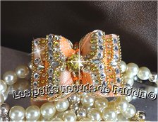 72 strass cristal Swarovski  parcourent ce noeud. Bijour central brillant topaze de Swarovski et véritables perles Miyuki du Japon.