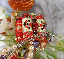 Pierre Centrale cristal rouge de Swarovski, rocailles, 26 strass.