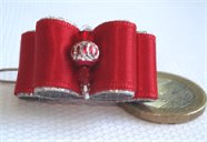 Perle en alu sculptée, deux swarovski et rocailles.