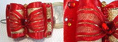 Coeur strass, ruban or sur le côté avec strass et petits strass de l'autre côté.