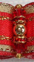 Perle métal doré, deux strass rondelle, deux toupie swarovski et rocailles.
