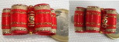 Perle en métal doré, deux strass rondelle, deux toupie swarovski et rocailles.