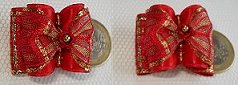 Petite rose perle sous le drapé des rocailles.
