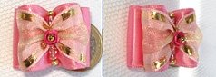 Perle rose et rocailles sous le drapé.