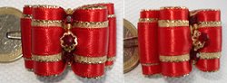 Perle swarovski montée sur coupole, deux autres puis rocailles.