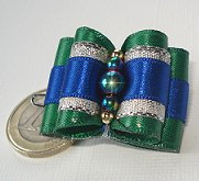 Très joli perle en métal à multiples reflets dans les tons vert, bleu, mauve.