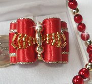 3 perles en métal or.