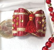 Un petit pompon en fil métallique brillant et strass.