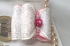 Petite rose en métal et rocailles.