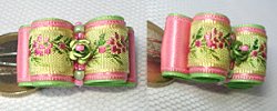 Petite rose en métal et rocailles.