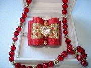 Coeur en cristal, perles en métal or et rocailles.