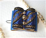 Trois perles en métal or et rocailles.