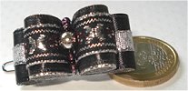 Perles métal argent et rocailles.