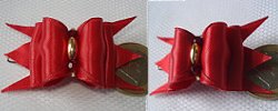 Perle métal or, deux swarovski et rocailles.