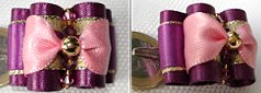 Perle en métal doré ou passe le drapé.  Quatre toupies de swarovski et rocailles en dessous le drapé.