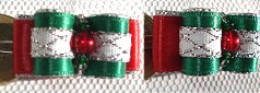 Perle en verre rouge irisée et rocailles.