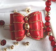 Trois perles métal et rocailles.
