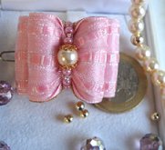Belle perle irisée, deux petites coupoles et rocailles nacrées.