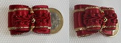 Perle métal doré et rocailles. Galon légèrement brillant rouge.