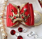 Magnifique couronne avec ses 13 strass en cristal de swarovski.