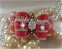 Strass de Swarovski, deux autres sur le devant et décor fleur de lys.