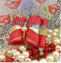 Perles métal dorée et rocailles.