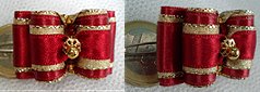 Petite coupelle surmontée d'une perle en métal doré, deux cristal rouge swarovski et rocailles.