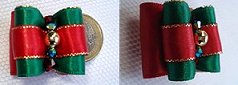 Perle métal doré, deux toupies swarovski et rocailles.